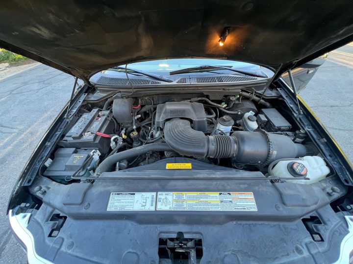1999 Ford Expedition XLT With 53K Miles - Engine Bay 001