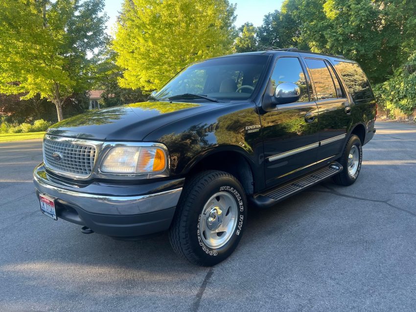 1999 Ford Expedition XLT With 53K Miles - Exterior 001 - Front Three Quarters