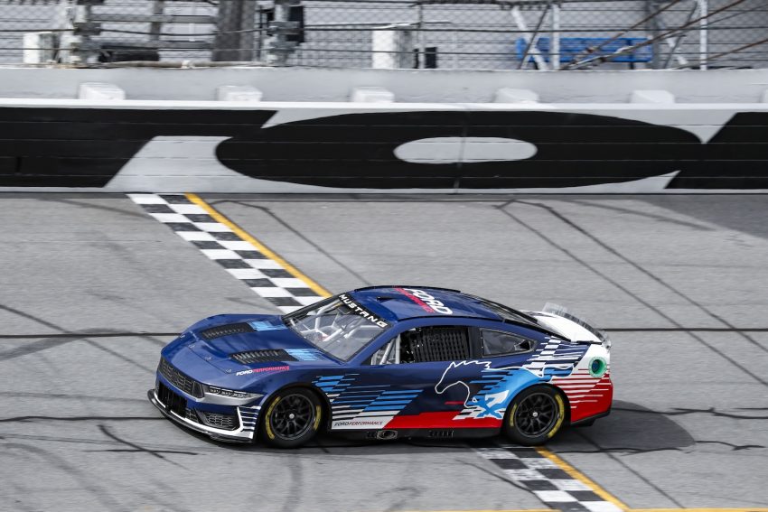 2024 NASCAR Cup Series Ford Mustang Dark Horse -Exterior 004 - Side