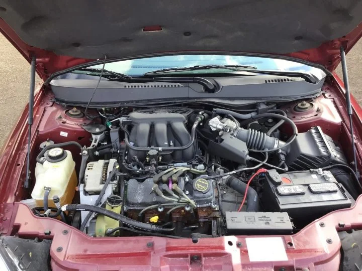 2005 Ford Taurus SE With 127 Miles - Engine Bay 001