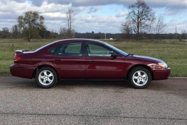 2005 Ford Taurus SE With 127 Miles - Exterior 002 - Side