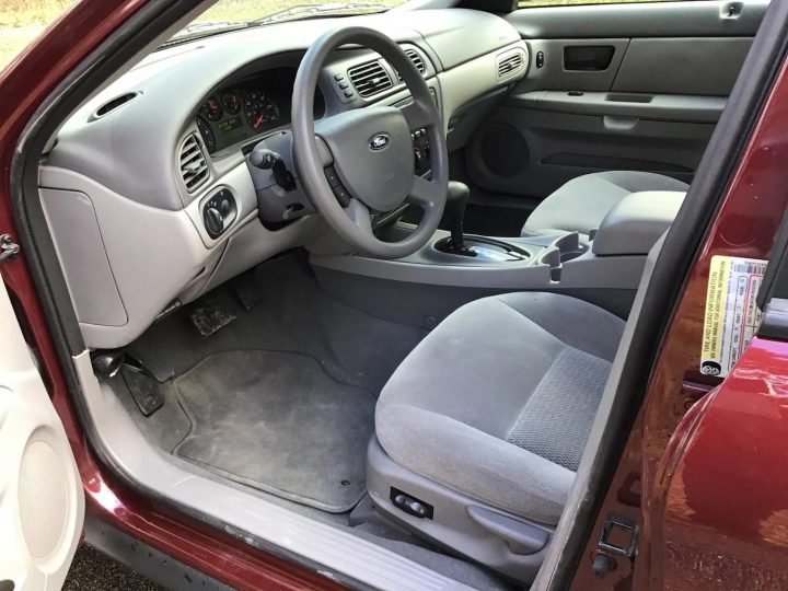 2005 Ford Taurus SE With 127 Miles - Interior 001