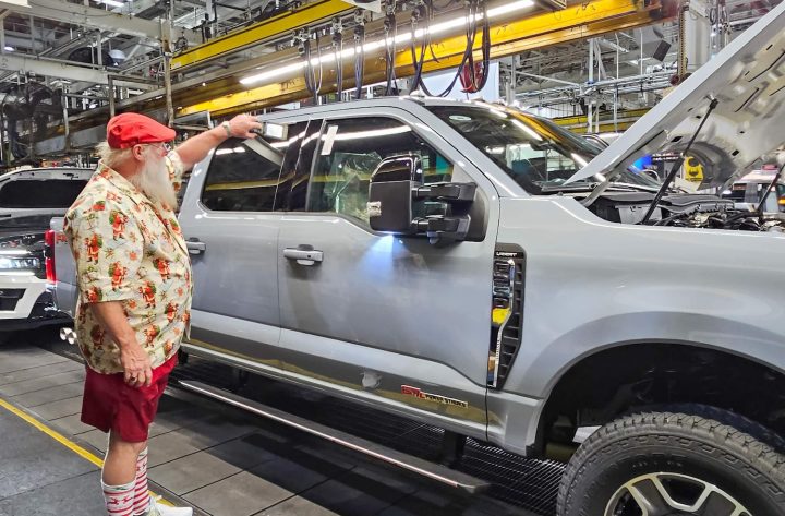 Santa Larry Kentucky Truck Plant Ford Super Duty - Exterior 001 - Front Three Quarters
