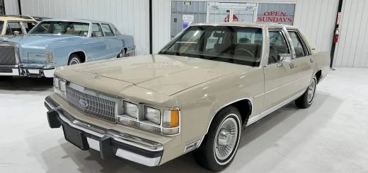 1991 Ford Crown Victoria With 10K Miles - Exterior 001 - Front Three Quarters