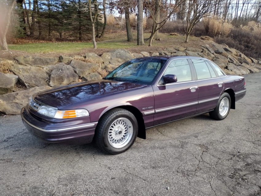 1995 Ford Crown Victoria With 13K Miles - Exterior 001 - Front Three Quarters