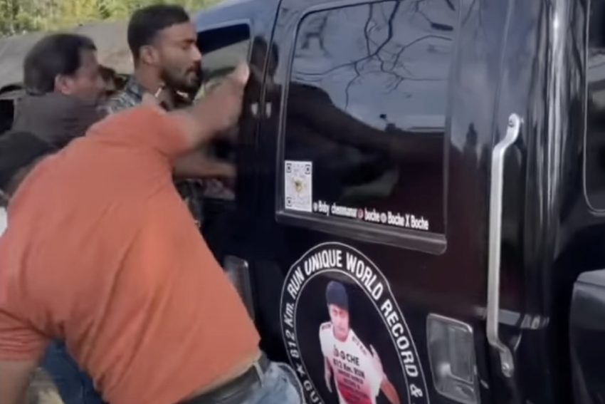 Ford F-650 Super Truck Blocks Traffic In India And Gets Vandilized - Exterior 001 - Side