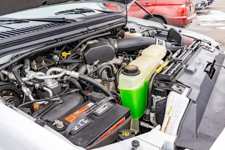 2000 Ford Excursion With 852 Miles - Engine Bay 001
