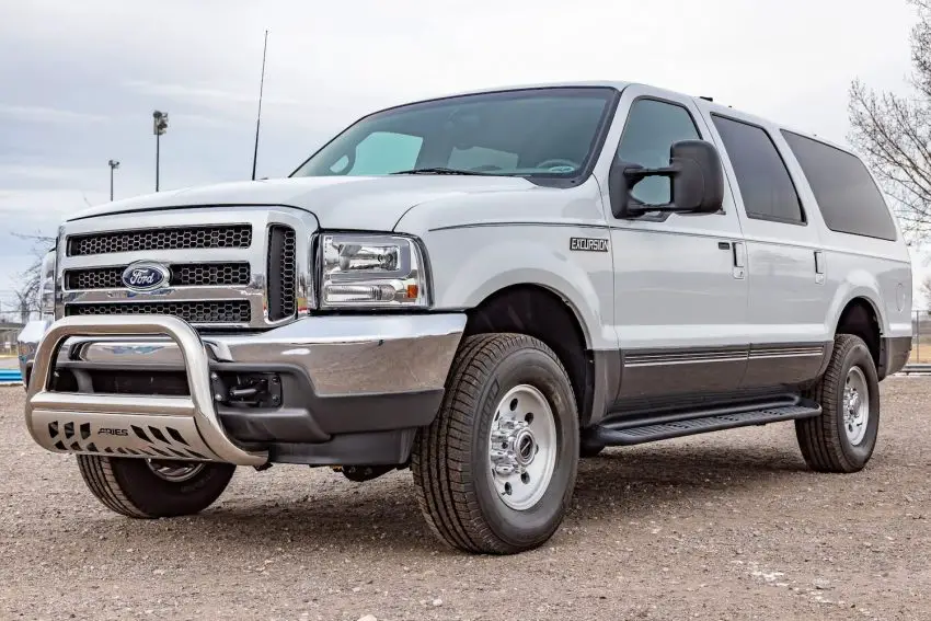 2000 Ford Excursion With 852 Miles - Exterior 001 - Front Three Quarters