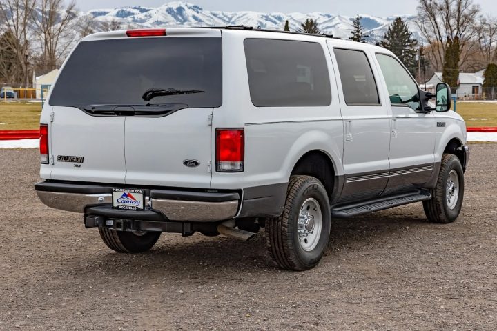 2000 Ford Excursion With 852 Miles - Exterior 002 - Rear Three Quarters