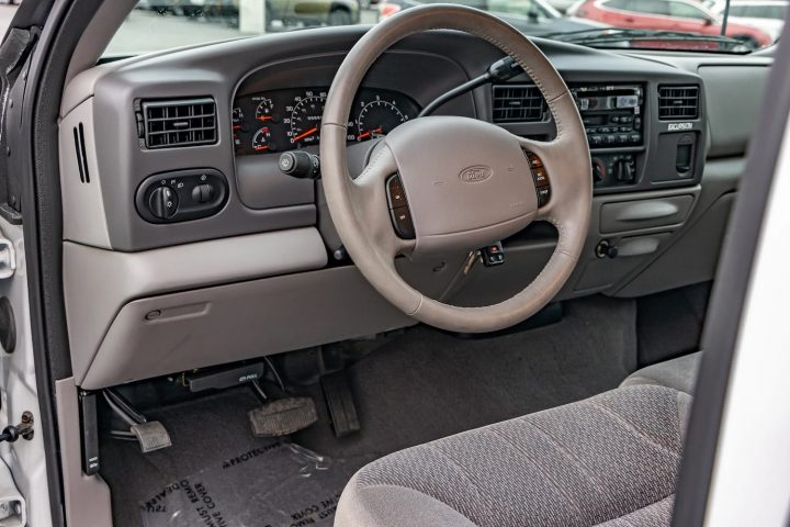 2000 Ford Excursion With 852 Miles - Interior 001