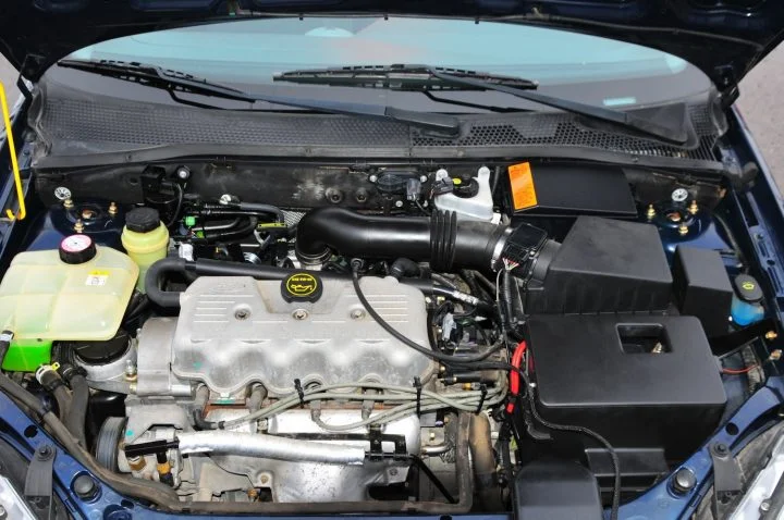 2002 Ford Focus With 117 Miles - Engine Bay 001