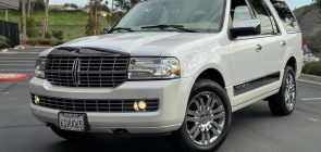 2010 Lincoln Navigator With 52K Miles - Exterior 001 - Front Three Quarters