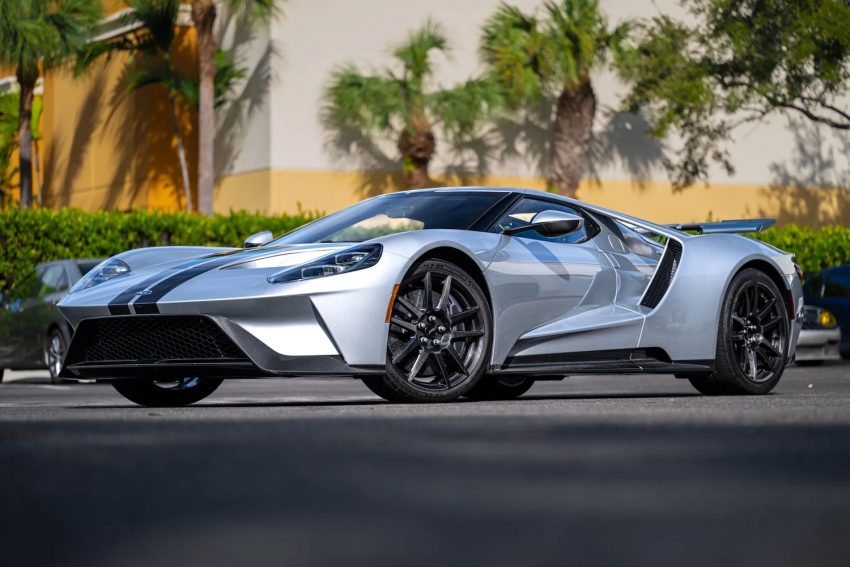 2020 Ford GT Carbon Series With 800 Miles - Exterior 001 - Front Three Quarters