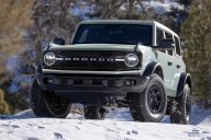 Ford Bronco Wildtrak Argentina Cactus Gray - Exterior 001 - Front Three Quarters