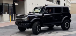 Ryan Seacrest Ford Bronco Badlands Sasquatch - Exterior 001 - Front Three Quarters
