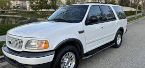2002 Ford Expedition With 5K Miles - Exterior 001 - Front Three Quarters
