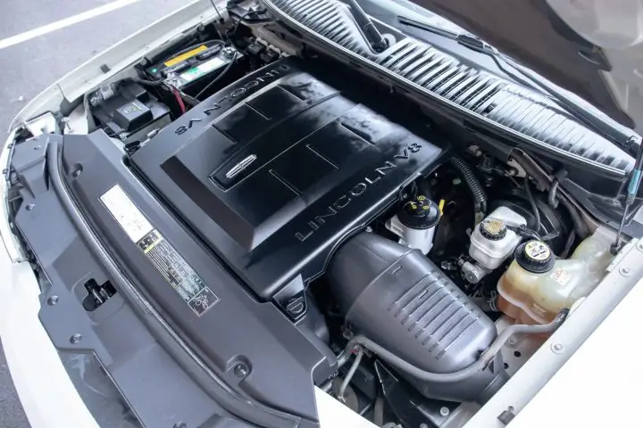 2005 Lincoln Navigator With 57K Miles - Engine Bay 001