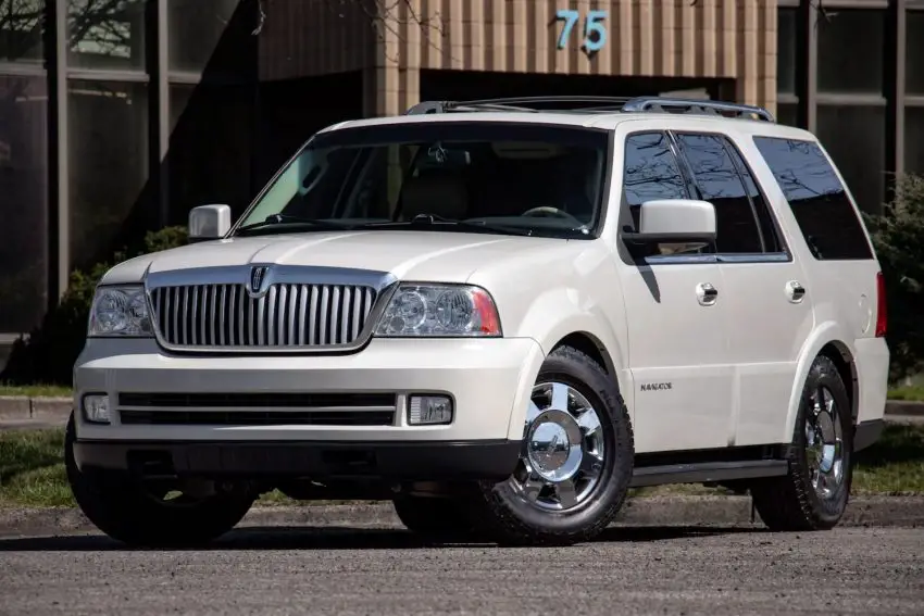 2005 Lincoln Navigator With 57K Miles - Exterior 001 - Front Three Quarters
