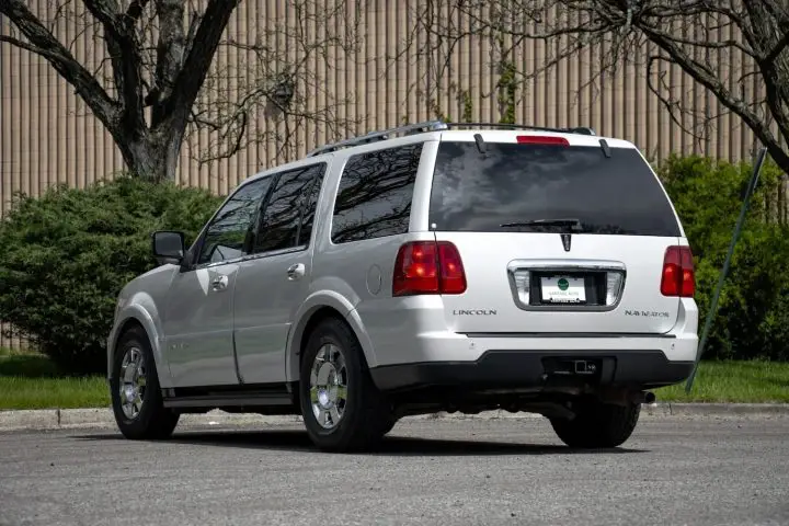 2005 Lincoln Navigator With 57K Miles - Exterior 002 - Rear Three Quarters