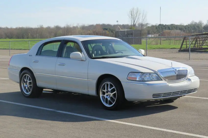 Supercharged 2006 Lincoln Town Car Signature - Exterior 001 - Front Three Quarters