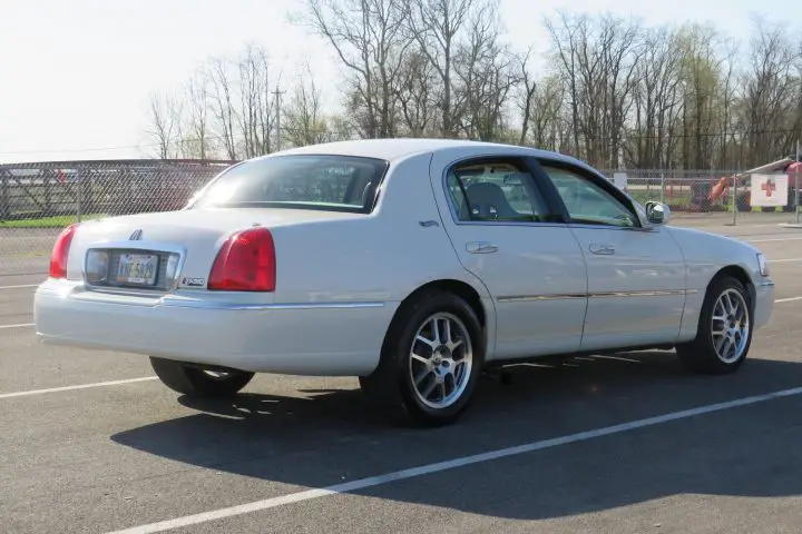 Supercharged 2006 Lincoln Town Car Signature - Exterior 002 - Rear Three Quarters