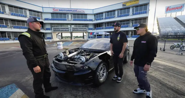 1,200 HP Ford Mustang Races 1,500 HP Nissan GT-R: Video