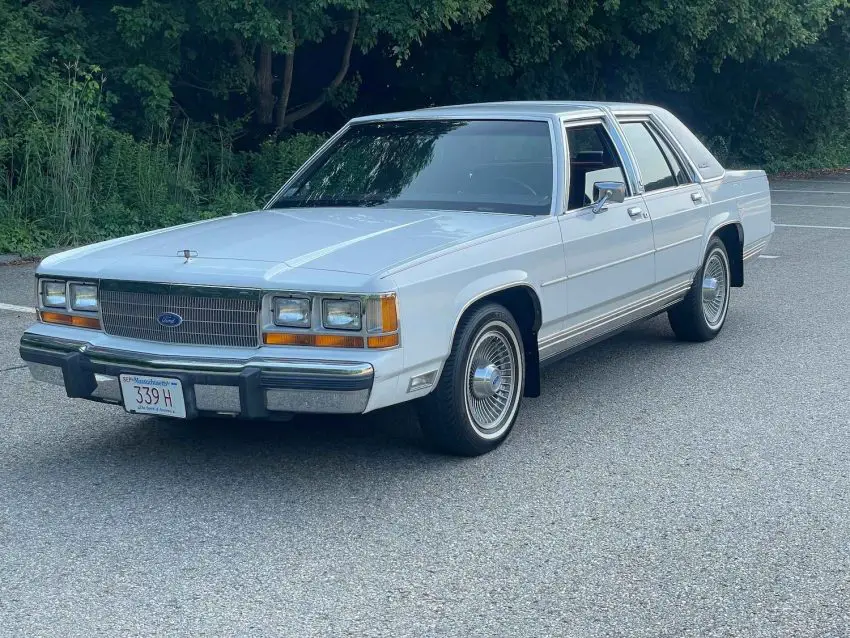 1990 Ford LTD Crown Victoria With 32K Miles - Exterior 001 - Front Three Quarters
