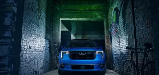 A front view of the 2025 Ford Maverick Lobo.