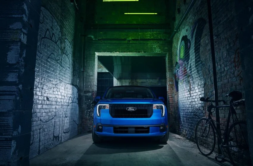 A front view of the 2025 Ford Maverick Lobo.