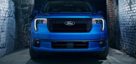 A front view of the 2025 Ford Maverick Lobo.
