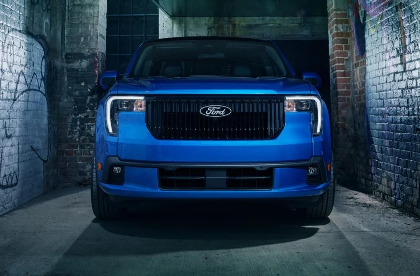 A front view of the 2025 Ford Maverick Lobo.