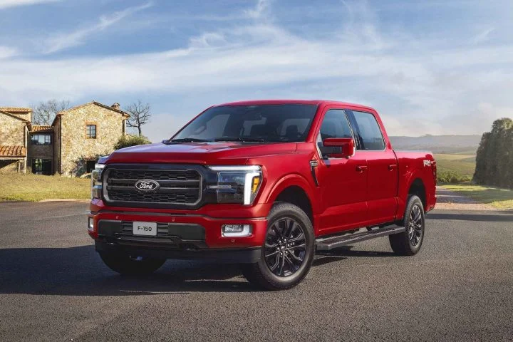 2024 Ford F-150 Lariat Black Brazil - Exterior 003 - Front Three Quarters