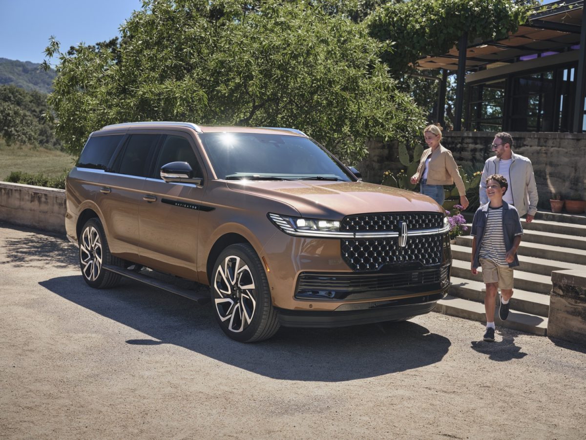 2025 Lincoln Navigator Debuts With Split Gate, New Interior