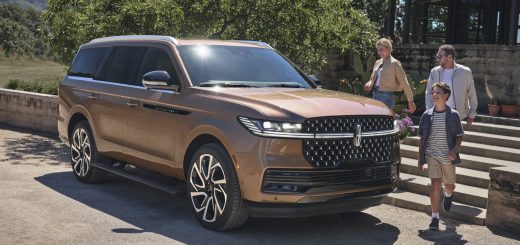 2025 Lincoln Navigator front three quarters passenger side