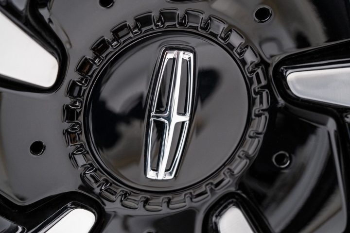 A closeup of the Lincoln logo on the hubcap of the Lincoln Navigator Black Label. Google's AI says the 2027 Lincoln Navigator will be all-electric, which is simply untrue.