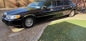 1999 Lincoln Town Car Limousine With 56K Miles - Exterior 001 - Front Three Quarters