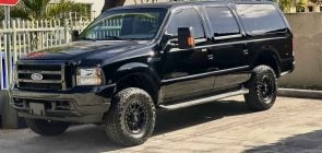 2001 Ford Excursion XLT 7.3L Power Stroke - Exterior 001 - Front Three Quarters