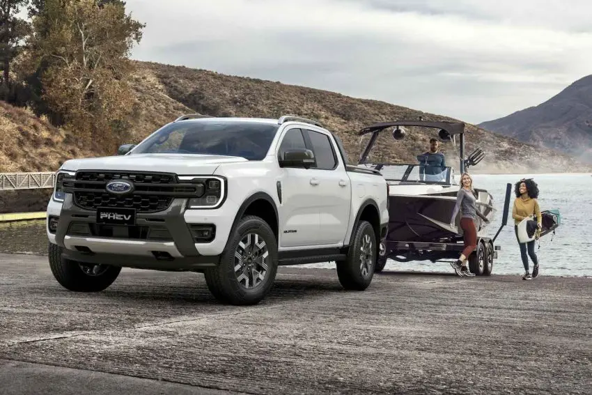 2025 Ford Ranger PHEV Wildtrak - Exterior 001 - Front Three Quarters