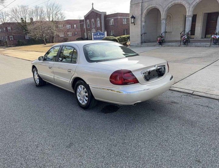 A photo showing the exterior of a 2000 Lincoln Continental from a rear three quarters angle.