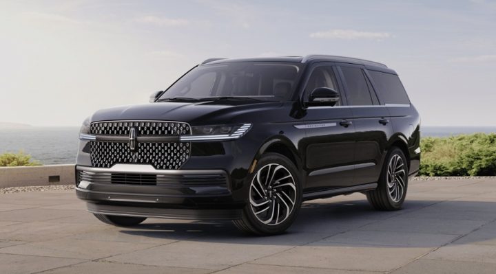 Photo of the 2025 Lincoln Navigator Reserve featuring the Satin Chrome Mesh grille with a Satin Aluminum Open Jewel pattern, one of five available grilles on the luxury SUV.