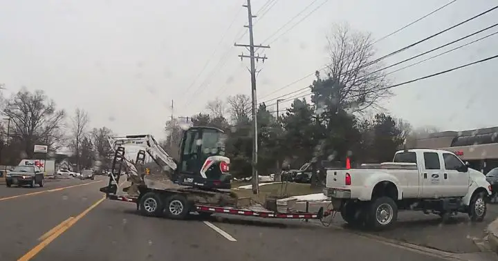Video still of the Ford F-650 Super Duty making a turn across traffic with little regard to oncoming cars. Thankfully, the cammer didn't hit them. 