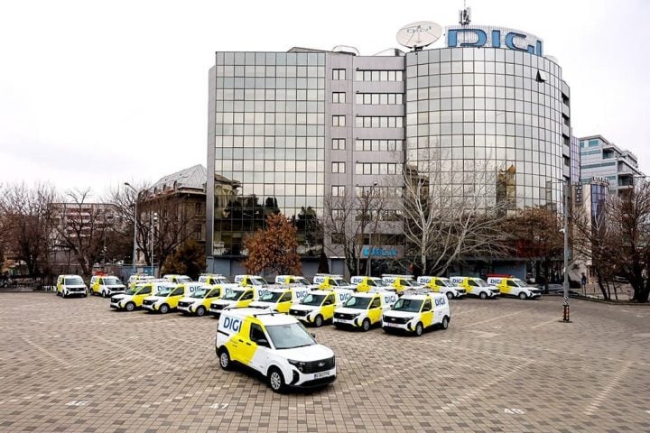 Image showing the fleet of Ford Transit Courier vans parked outside the DIGI Romania building. The company acquired 471 units of the delivery van. 