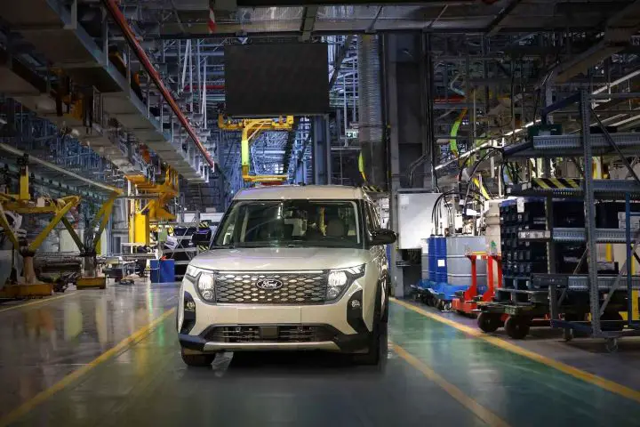 A photo showing the exterior of the 2025 Ford E-Tourneo Courier from a front three quarters angle.