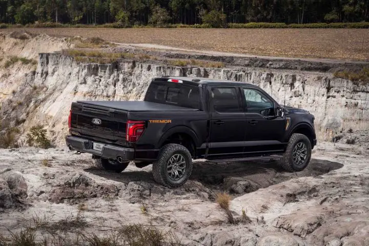 A photo showing the exterior of the Ford F-150 Tremor in Brazil from a rear three quarters angle.