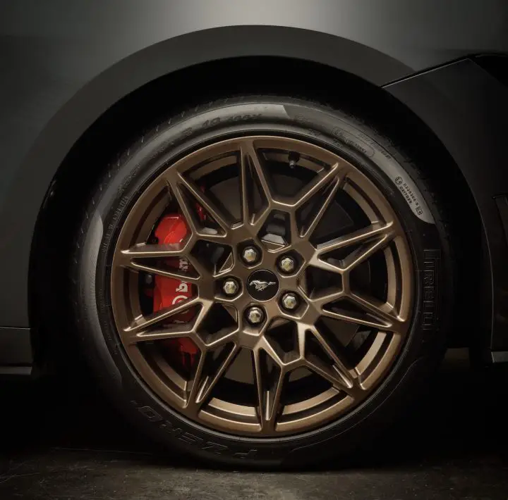 A photo showing the wheel of the Ford Mustang GT Performance Manual in Brazil.