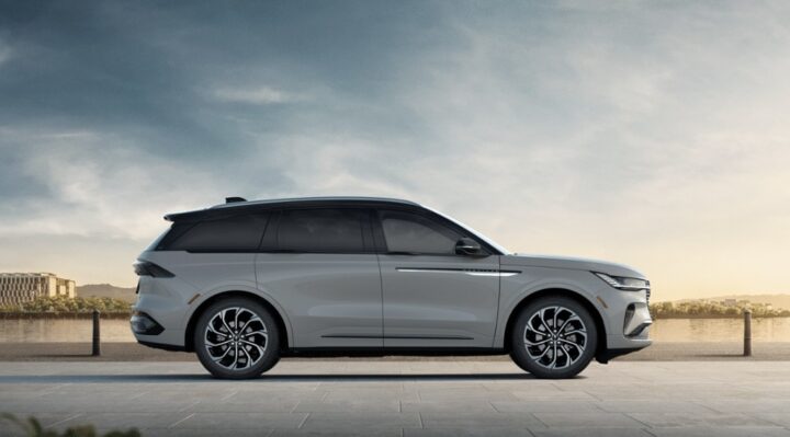 A side view of the 2026 Lincoln Nautilus wearing Gray Matter Metallic Clearcoat, a new color for the 2026 model year.