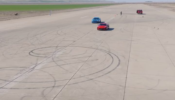A photo showing the exterior of the Ford Mustang Dark Horse and Corvette Stingray from a front three quarters angle.