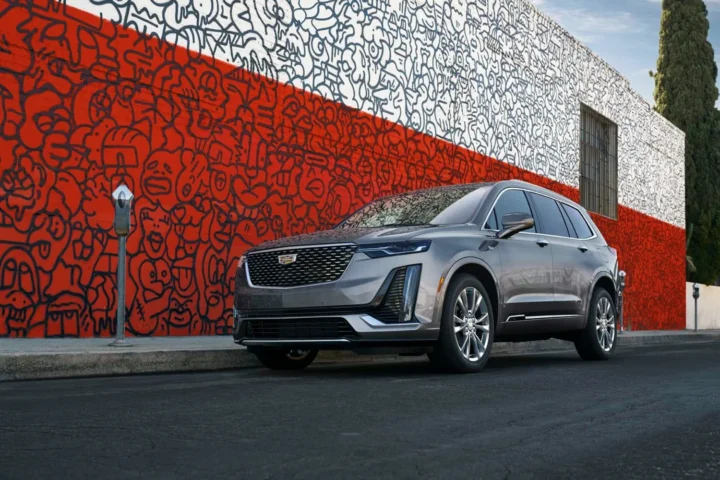 A photo showing the exterior of the 2021 Cadillac XT6 from a front three quarters angle.